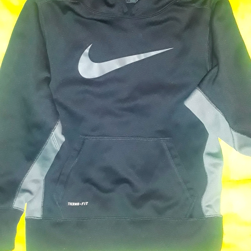 2/$35🤯 Boy's Nike Dri fit hoodie